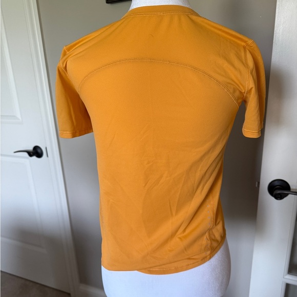lululemon high neck running and training t-shirt, color
Mango dream, size 2. - Picture 4 of 4